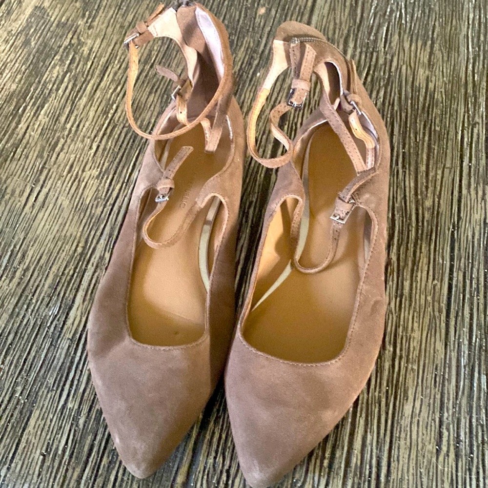 Trendy Banana Republic Beige Suede Flats💜